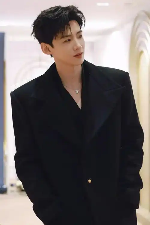 演员白敬亭品牌被网友吐槽,两片小饼干卖21元|陈赫|周杰伦|关晓彤