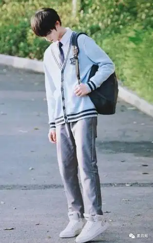李易峰身穿蓝白校服出席活动,校草气质展露无遗,网友:我有同款