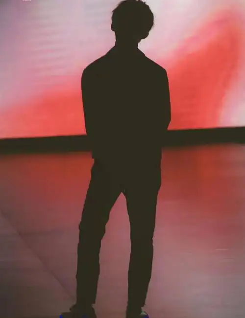 tfboys三胞胎三兄弟,三小只的背影图90%的粉丝都认不出谁是谁