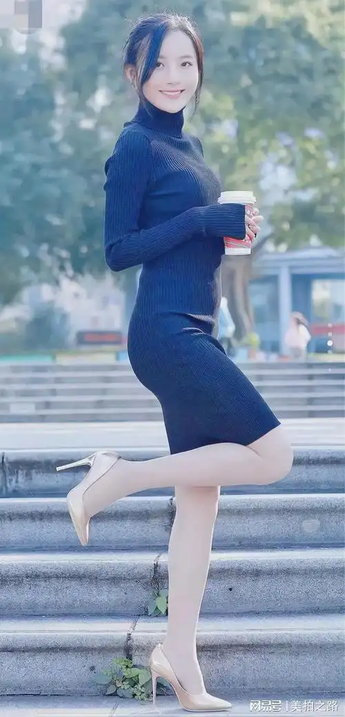 美女穿着紧身连衣裙肉丝脚挑金色高跟鞋很有韵味