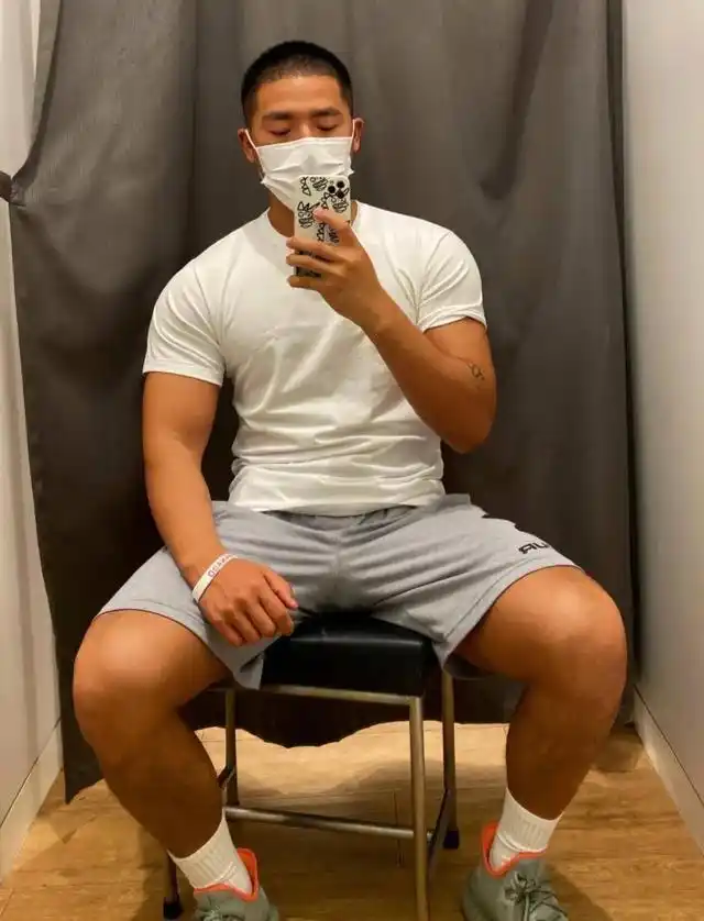 30岁健身教练阳光帅气,凭借一张照片走红,好身材引发妹子舔屏