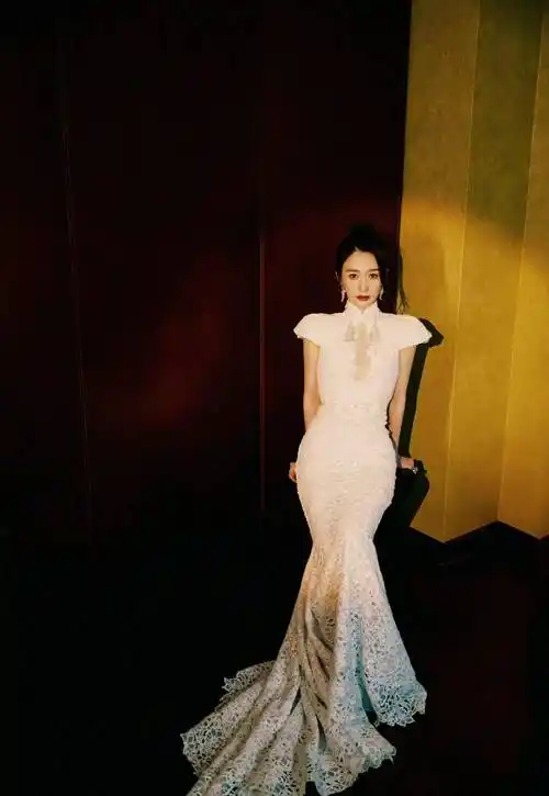 46岁李小冉状态太好了,一袭白色鱼尾裙出席活动,优雅惊艳!