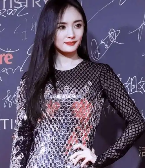 杨幂将渔网穿在身上身材玲珑有致妥妥的气质女神