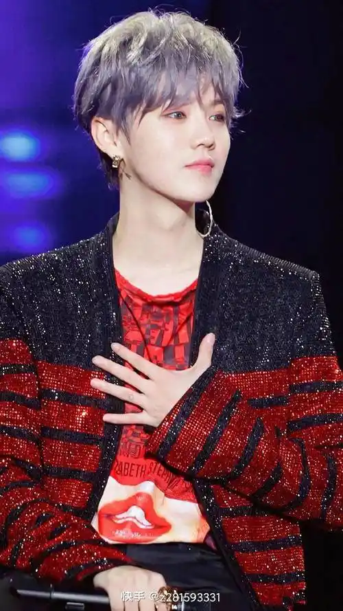 鹿晗在音乐方面发行了多张音乐专辑,其中个人首张音乐专辑《reloaded