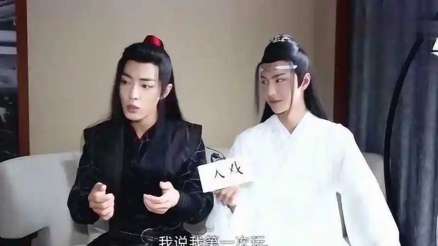 陈情令专访肖战王一博打游戏还不忘斗嘴肖战被怼的好惨啊