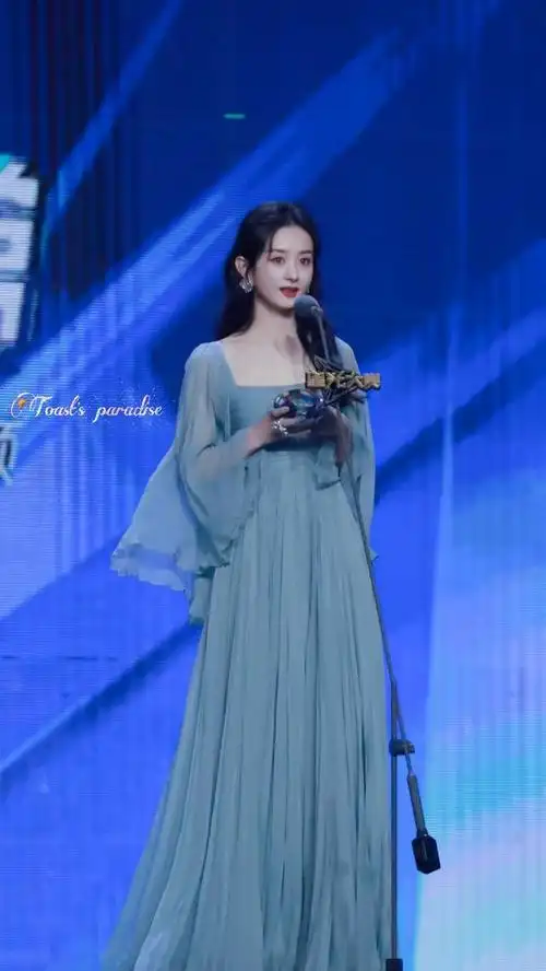 赵丽颖越来越美了,穿蓝色纱裙秀纤细身材,一点不像是生过娃的人.