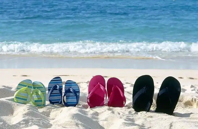 和几个知己好友到沙滩上漫步,让海水冲洗我们的脚丫子