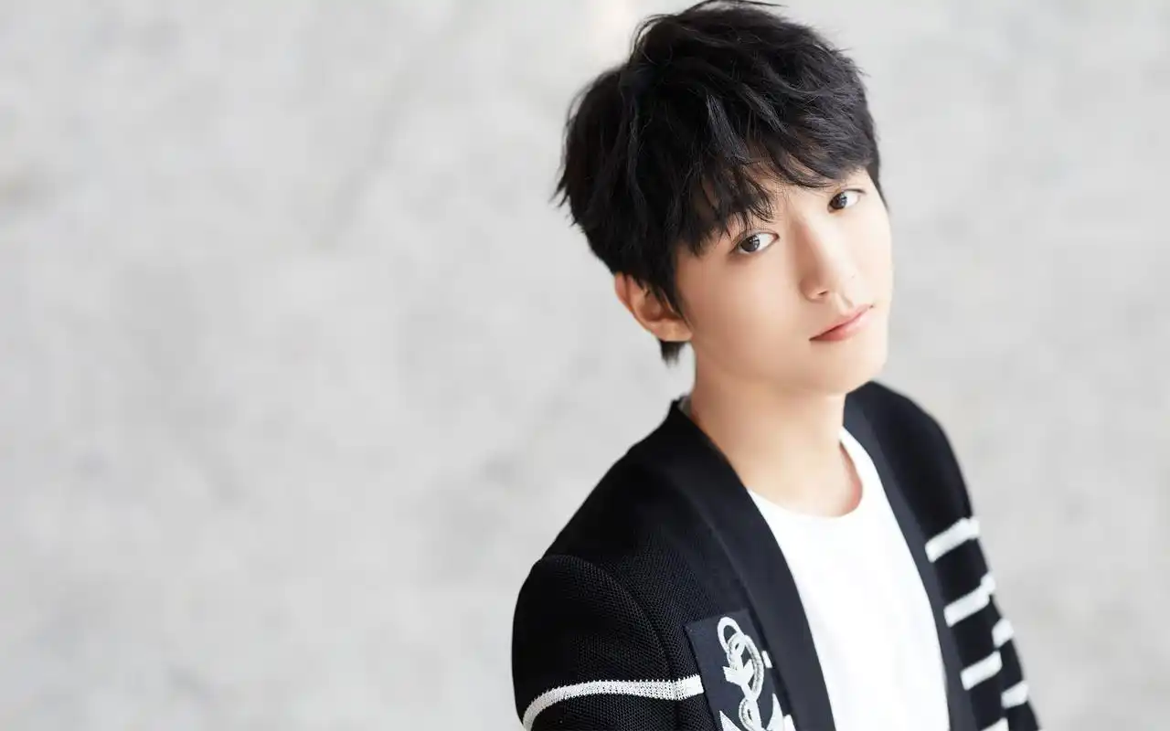 最新王俊凯时尚写真壁纸超帅气的偶像小凯