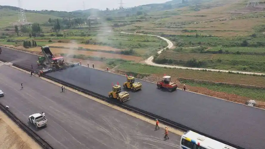 淄博淄川临临高速公路进入主线沥青路面摊铺施工阶段