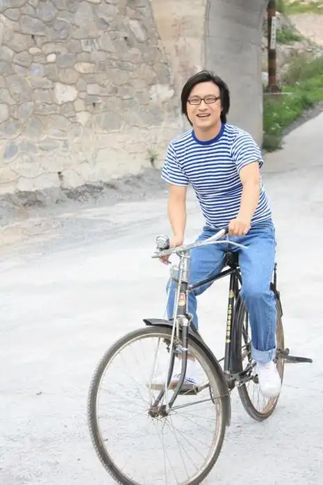 汪峰新歌mv青涩造型曝光 体验"时光倒流"(图)