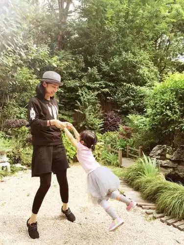 星闻贝倩妮amp女儿小悠每天放学都有妈妈接