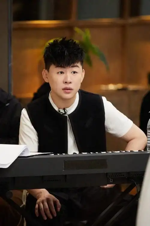 胡彦斌超话#黑夜问白天剧场式舞台#一组@胡彦斌在#披荆斩棘#一公的