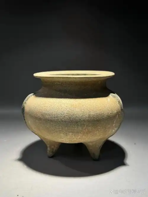 精品收藏 南宋 龙泉溪口官窑鬲式炉. 67尺寸:高:10公分 口径:9公分.