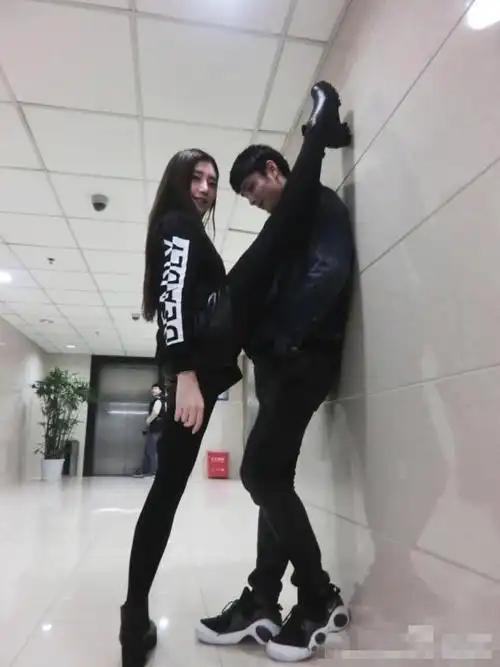 美女劈腿壁咚秀逆天好身材(组图)