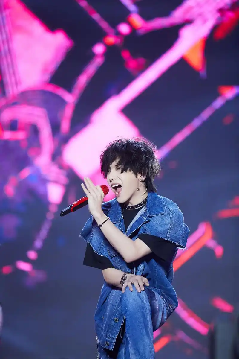 [华晨宇]华晨宇青岛凤凰音乐节 游走在霓虹中的火星少年