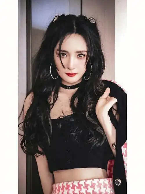 杨幂甜酷风猫系妆好美啊