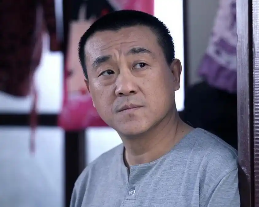 国家级演员何冰:娶曾经同桌为妻,钱也归她管,一心一意爱了25年