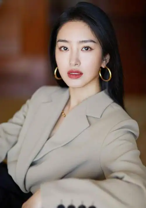 杨采钰:截胡刘亦菲"大佬"陈金飞,嫁大30岁金主,她究竟图啥?