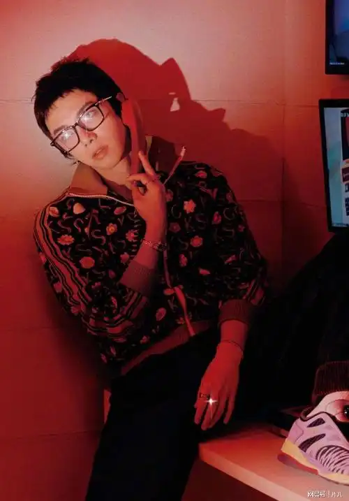 华晨宇酒吧内吸烟吞云吐雾动作老练娴熟曾多次吸烟被拍