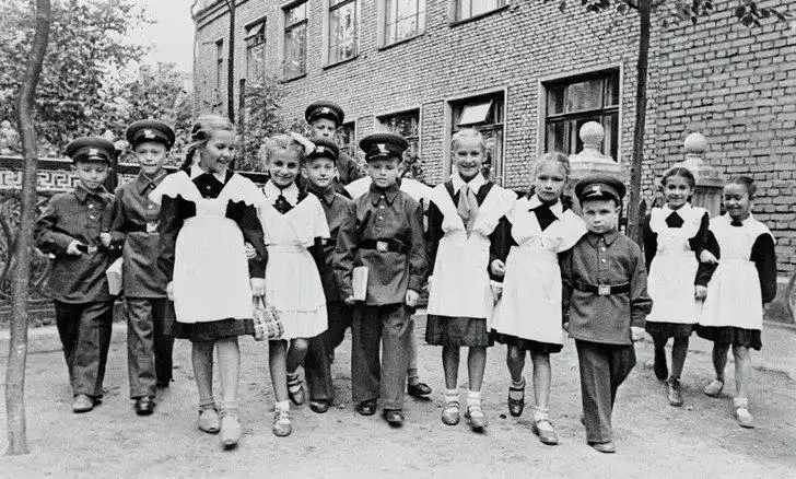 为什么苏联女学生校服并不是女仆装