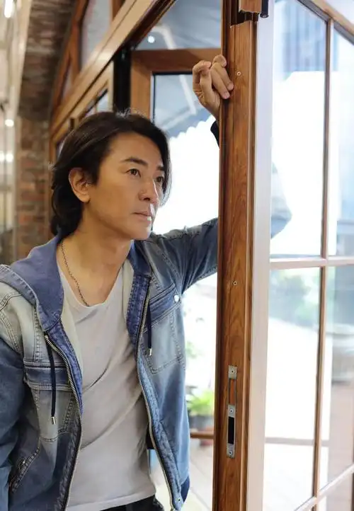 郑伊健资产过亿,有钱有颜为什么还丁克?原因你可能想不到