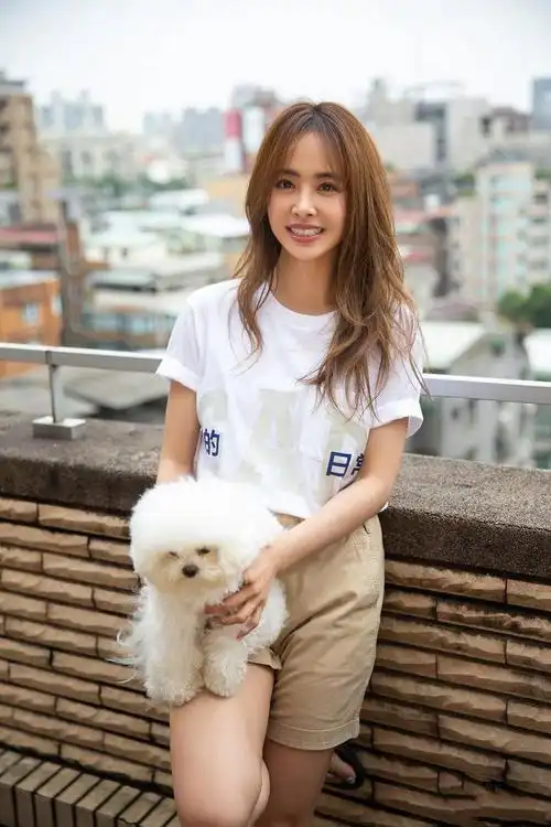 蔡依林好身材拉仇恨露脐背心搭配粉色外套马甲线挡也挡不住