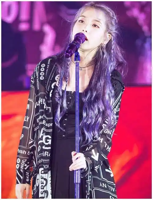 原创iu李知恩只有162cm挑战紫发造型意外惊艳果然身高不影响颜值