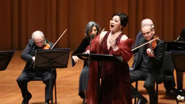 著名抒情花腔女高音黄英以其华丽动人的声线令观众陶醉其中 王小京