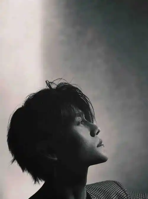 最后这张仰面的照片简直和陈坤一模一样,忍不住说这不就是陈坤本坤吗?