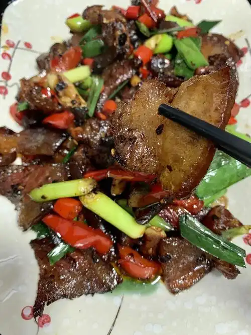 好吃懒做的朋友自带湖南老家腊肉拜访,于是准备好配菜,看着教学视频把