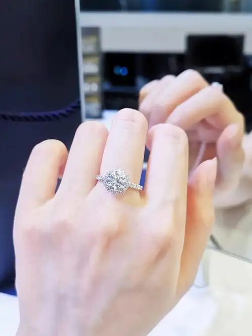 15克拉圆钻hwtheone超经典鸽子蛋钻戒