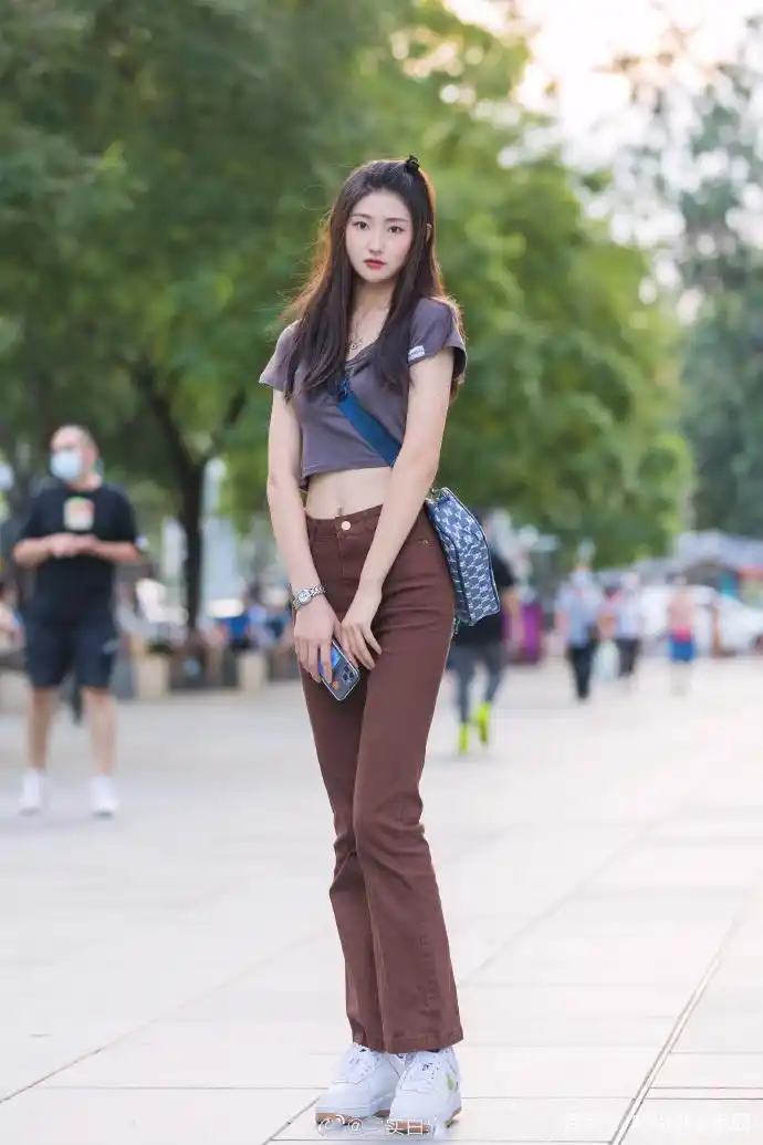 裤子快提到胸了,黄金比例身材好养眼