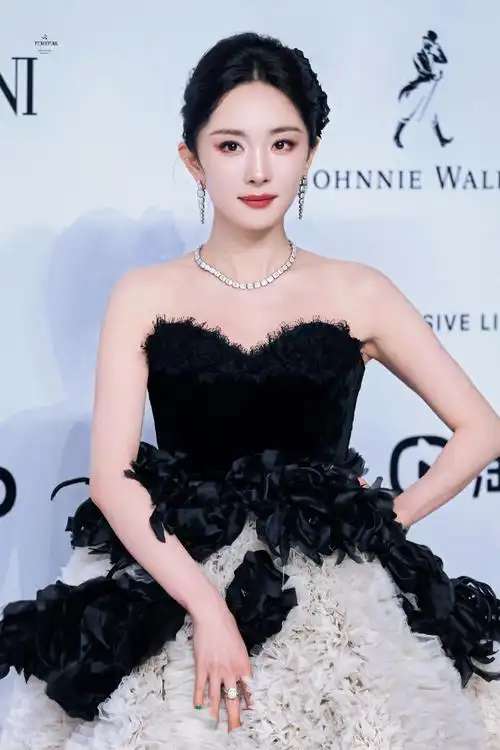 杨幂裙摆好大##gq红毯##杨幂在超市拍出发图