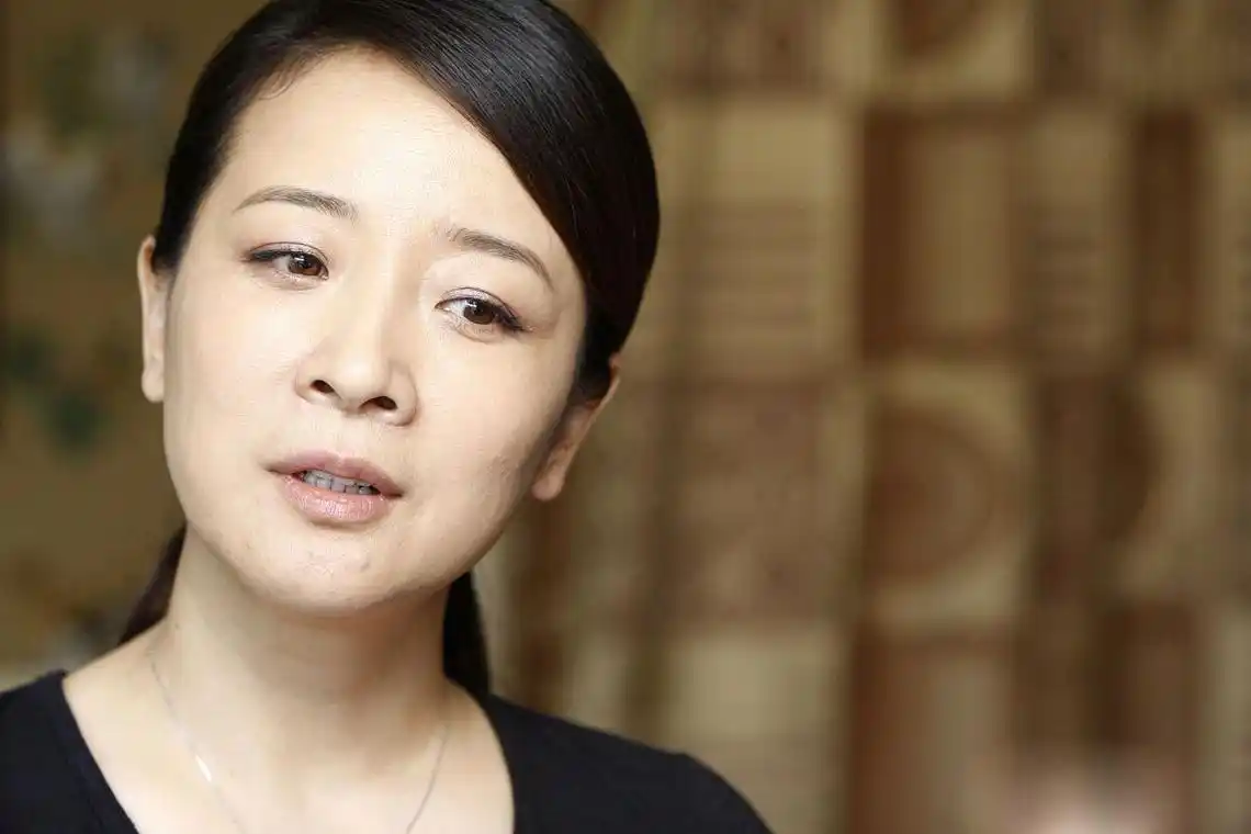 陈小艺的"胖"也是一种美,穿绿色礼服裙像大妈却很高雅,十分耐看