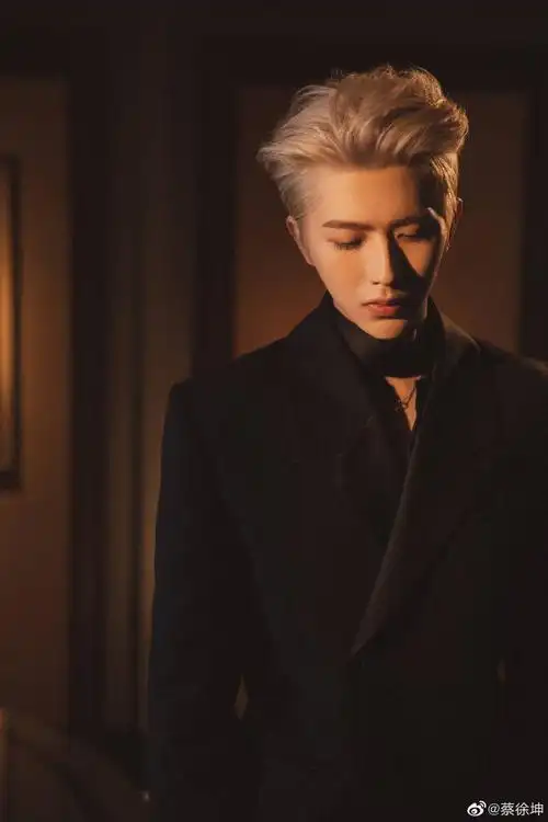 蔡徐坤银发背头亮相cosmo时尚盛典红毯 高冷大帅哥冷不丁来了句冷笑话