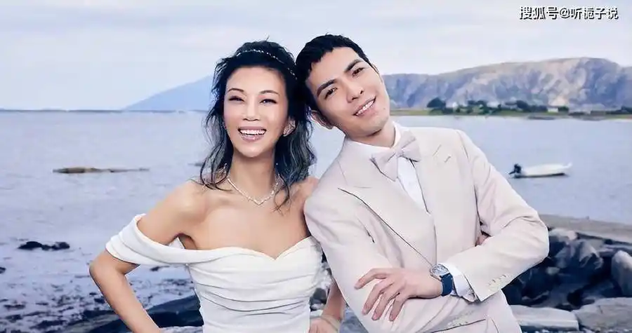 胡歌与妻子罕见同框,一同外出到超市大采购,夫妻二人分工明确_黄曦宁