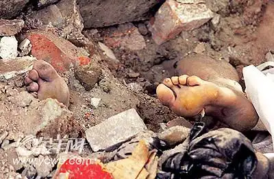 "轰!院里飞进两个死人" 山西原平一医院车库爆炸(组图)