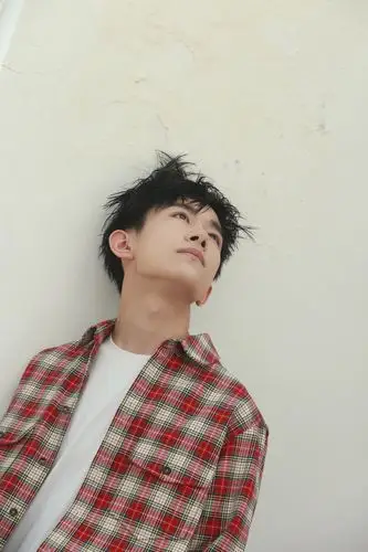 易烊千玺新闻180403工作室更博带来千玺拍摄智族gq封面高清美图少年