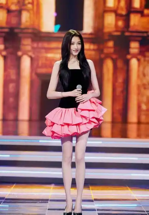 时尚女神造型指南:宋茜,白鹿,关晓彤三大女主角演绎黑裙魔力!