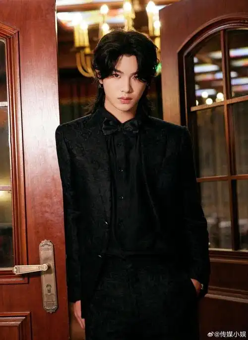 谁能抵挡得住狼尾造型的黄明昊,太迷人了!