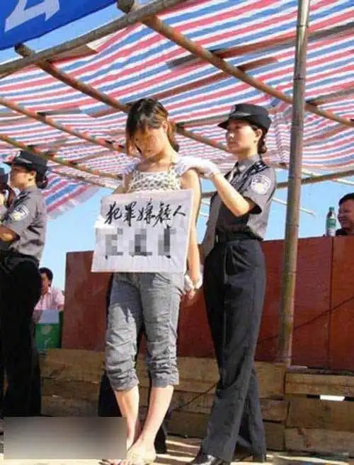 漂亮女死刑犯6月24日晚10点07分,武汉市第一看守所,在两名女警看护下