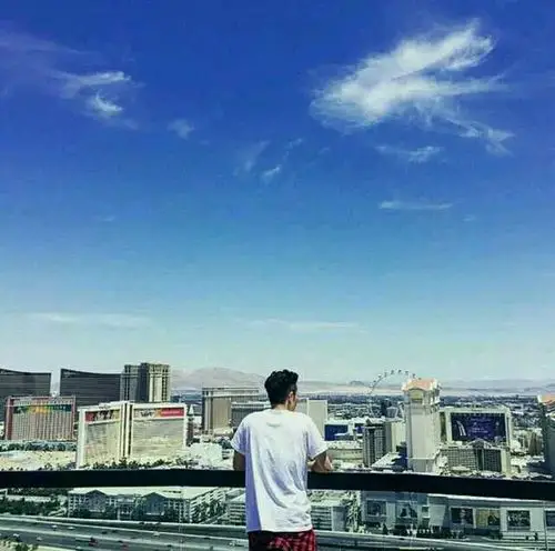 坐在天边的背影男生欧美