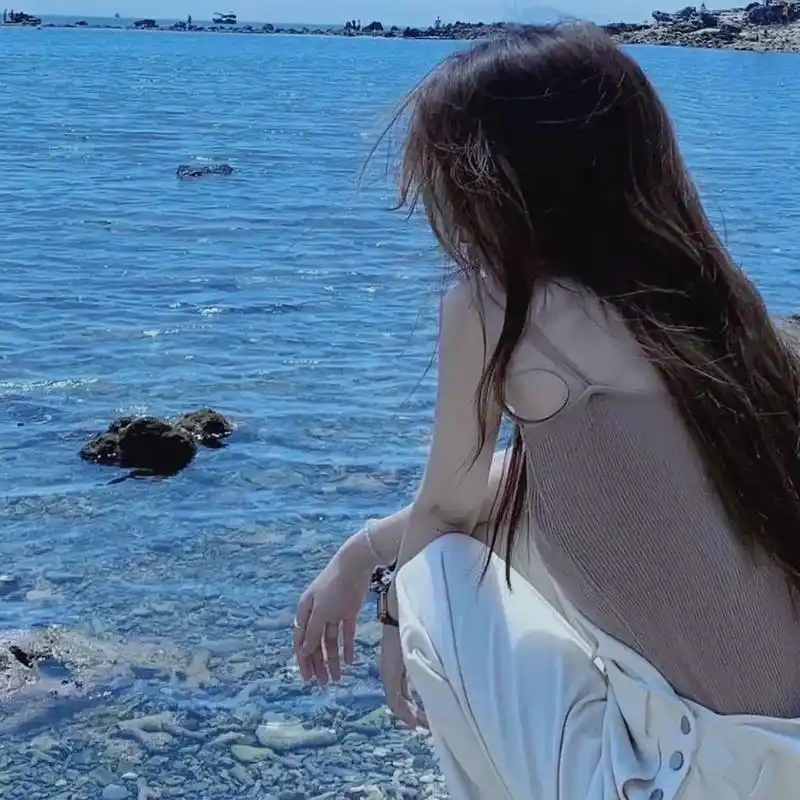 孤独感拉满的背影头像