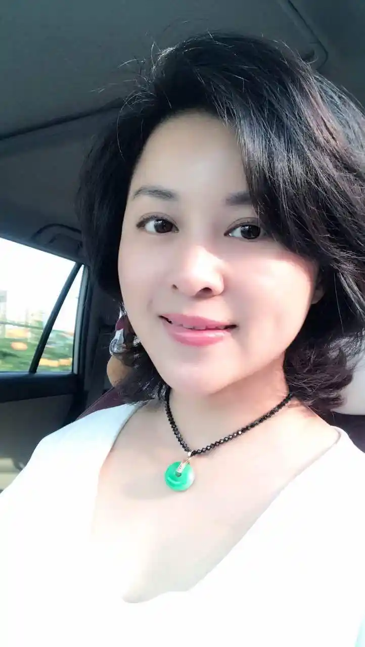 近日,《还珠格格1》中彩霞的饰演者刘芳毓发微博,澄清网络关于"她和