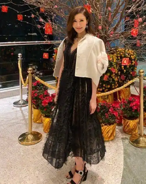 50岁不用装嫩也漂亮,李嘉欣穿旗袍裙,全身散发古典优雅气质!