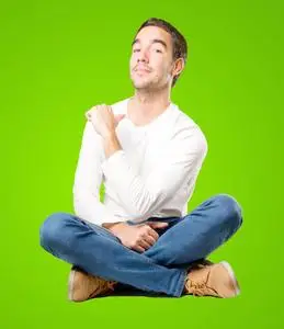 以高傲的姿态坐着年轻的人照片