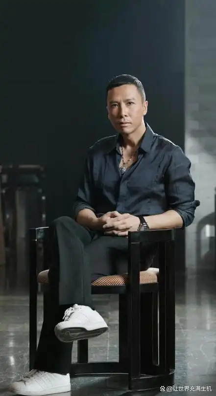 甄子丹60岁大寿,前妻生的大儿子现身拍全家福,19岁爱女登台献唱