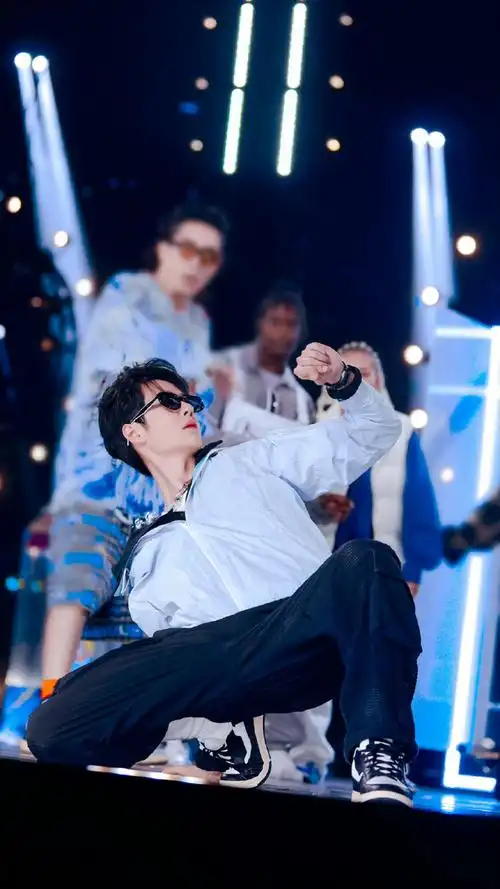 凭一己之力带动街舞热潮,实力派艺人王一博~神的孩子在跳舞!