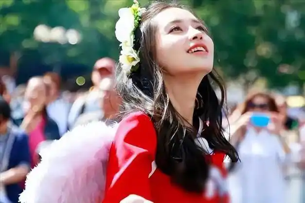 刚开始孙艺洲还算配合,因为他知道杨颖怀孕了,肚子里的宝宝可是国家