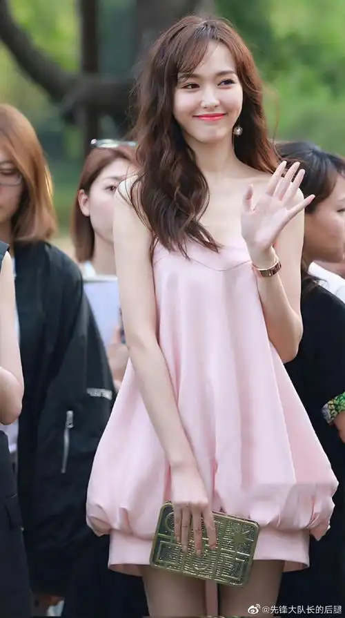 早期唐嫣#唐嫣早期写真前面几张是现在活动ps 图二这高跟不适合在